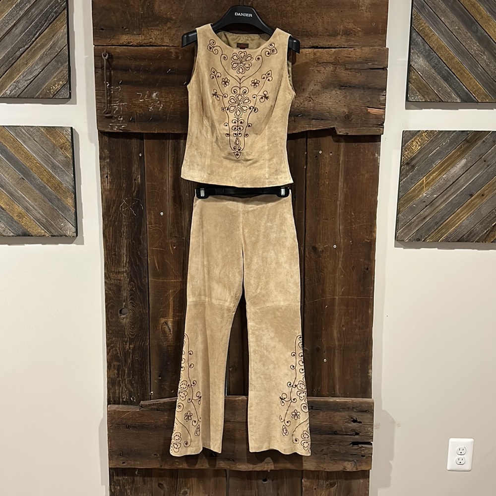 Women’s luxury tan brown suede leather pants and top by Danier leather. size 0-2